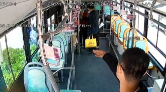 公交車上他一聲大吼！魏杰，好樣的！