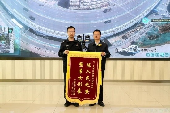 公交車上他一聲大吼！魏杰，好樣的！