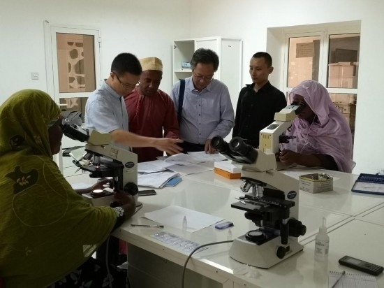 廣州中醫(yī)藥大學(xué)青蒿抗瘧援外醫(yī)療隊考察科摩羅國家瘧疾防治中心實驗室。