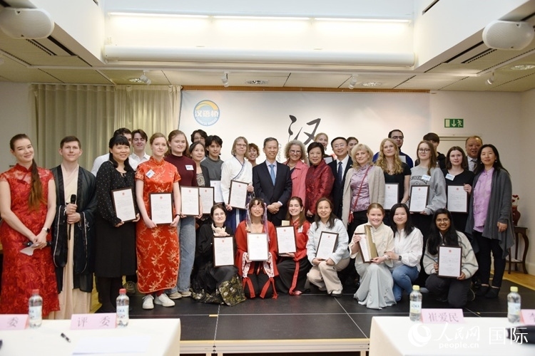 中國駐瑞典大使崔愛民、使館負(fù)責(zé)教育事務(wù)的黃立瓊參贊、預(yù)選賽評(píng)委老師和指導(dǎo)老師，以及所有獲獎(jiǎng)選手合影留念。人民網(wǎng)記者 殷淼攝