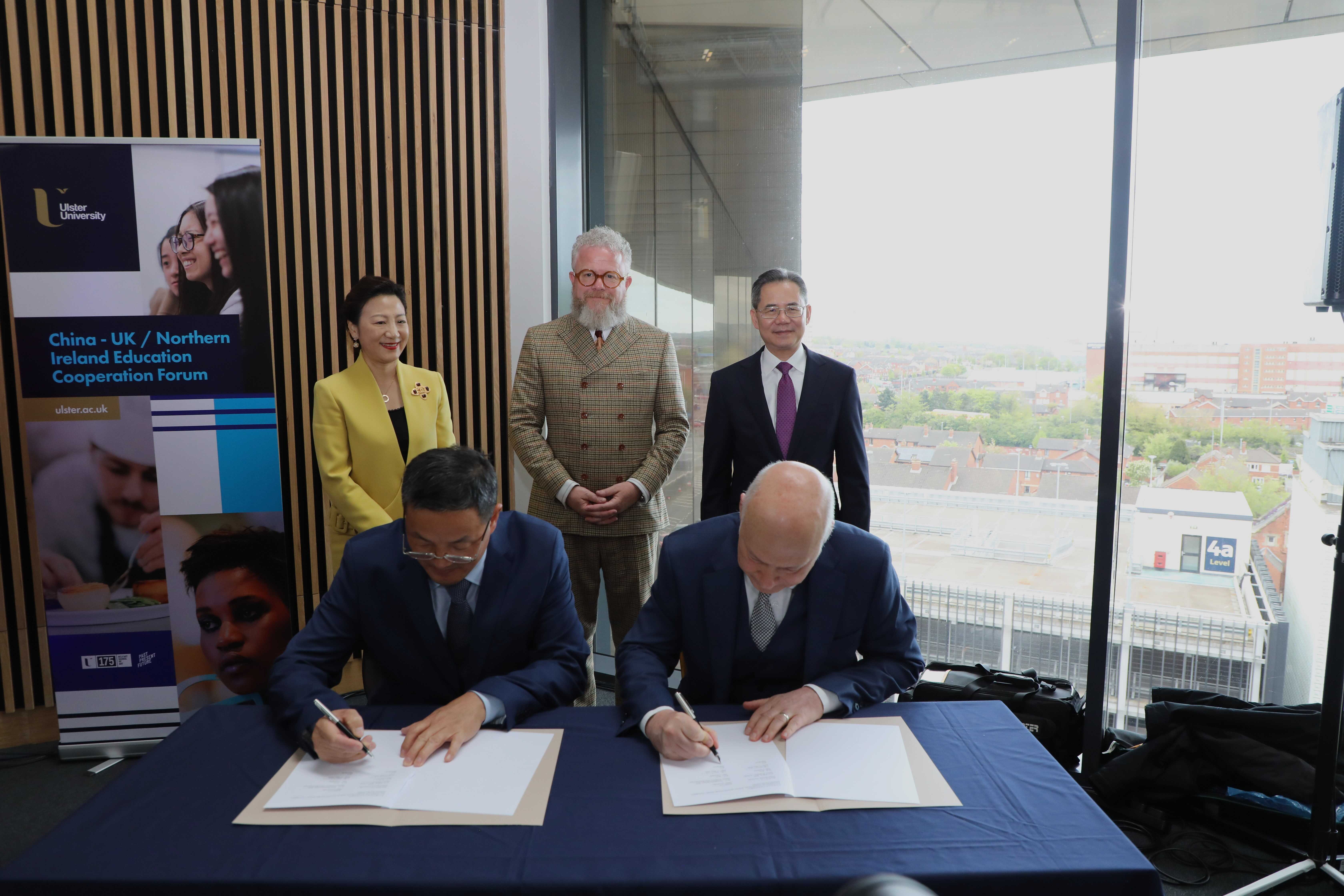 湖北師范大學(xué)同奧斯特大學(xué)簽署共建教育語(yǔ)言文化交流中心的協(xié)議現(xiàn)場(chǎng)。中國(guó)駐英國(guó)大使館供圖