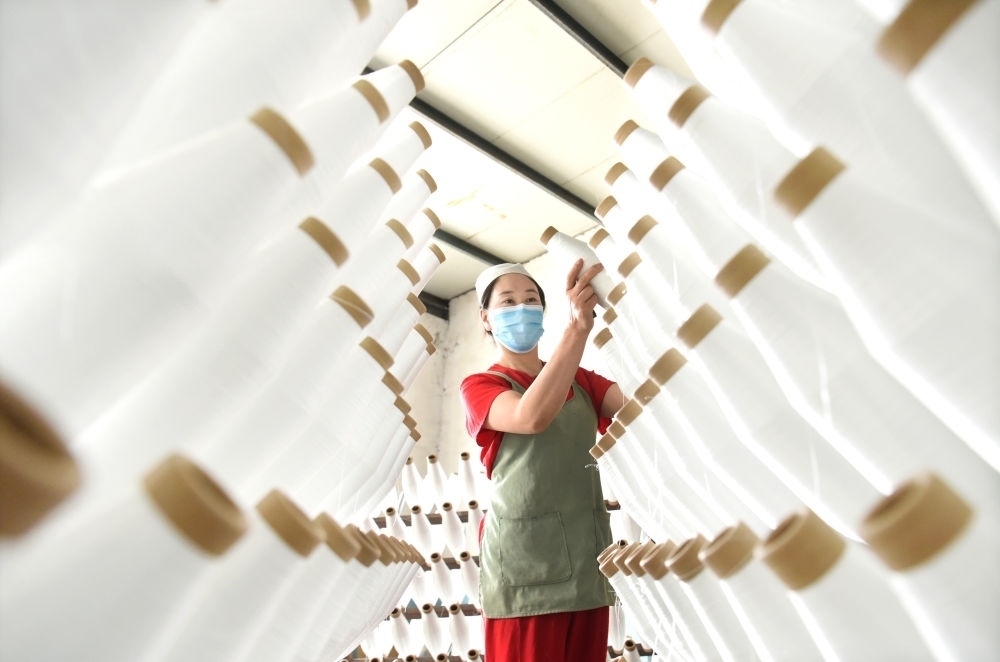 2024年5月1日，工人在山東省淄博市沂源縣悅莊工業(yè)園一玻纖企業(yè)整理加工的產(chǎn)品。新華社發(fā)（趙東山攝）