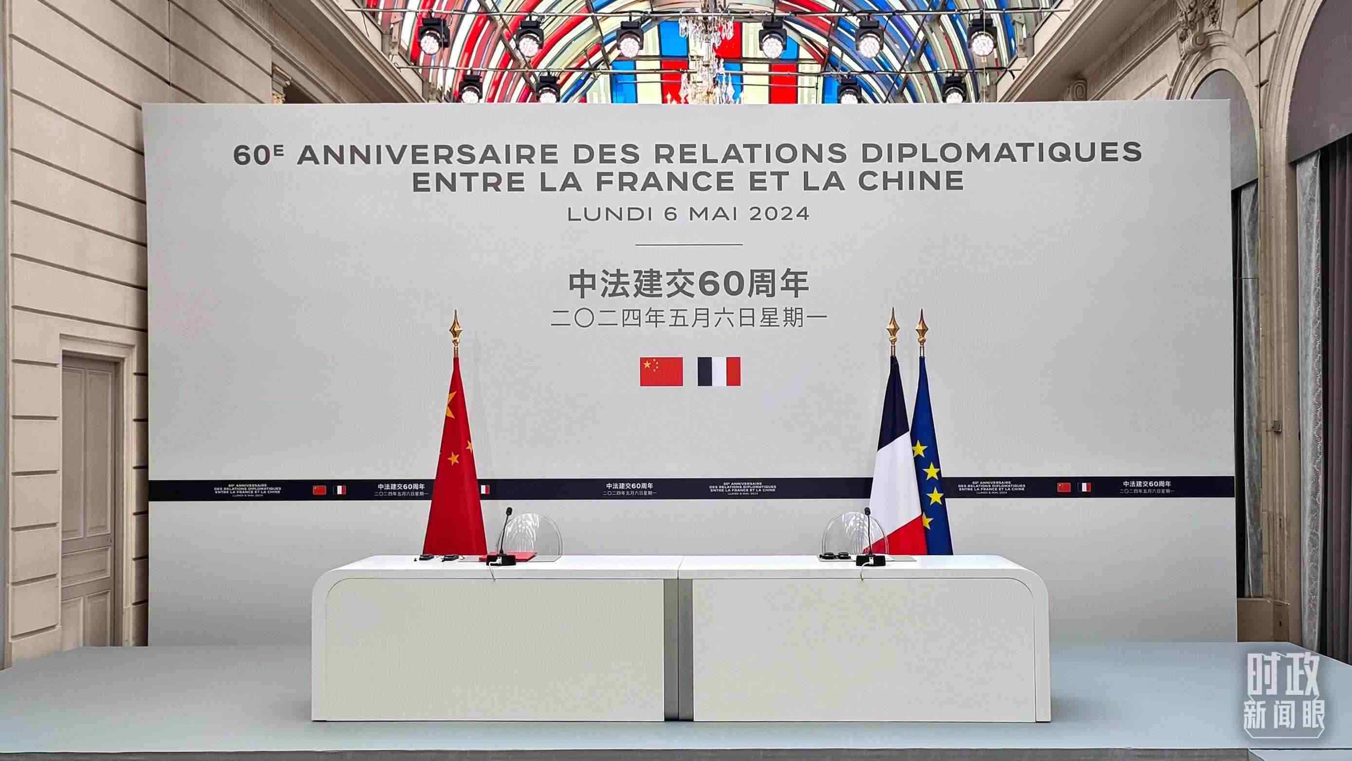 △習主席在巴黎愛麗舍宮同馬克龍總統(tǒng)會談后共同會見記者，這是會見開始前的現場。（總臺央廣記者劉會民拍攝）