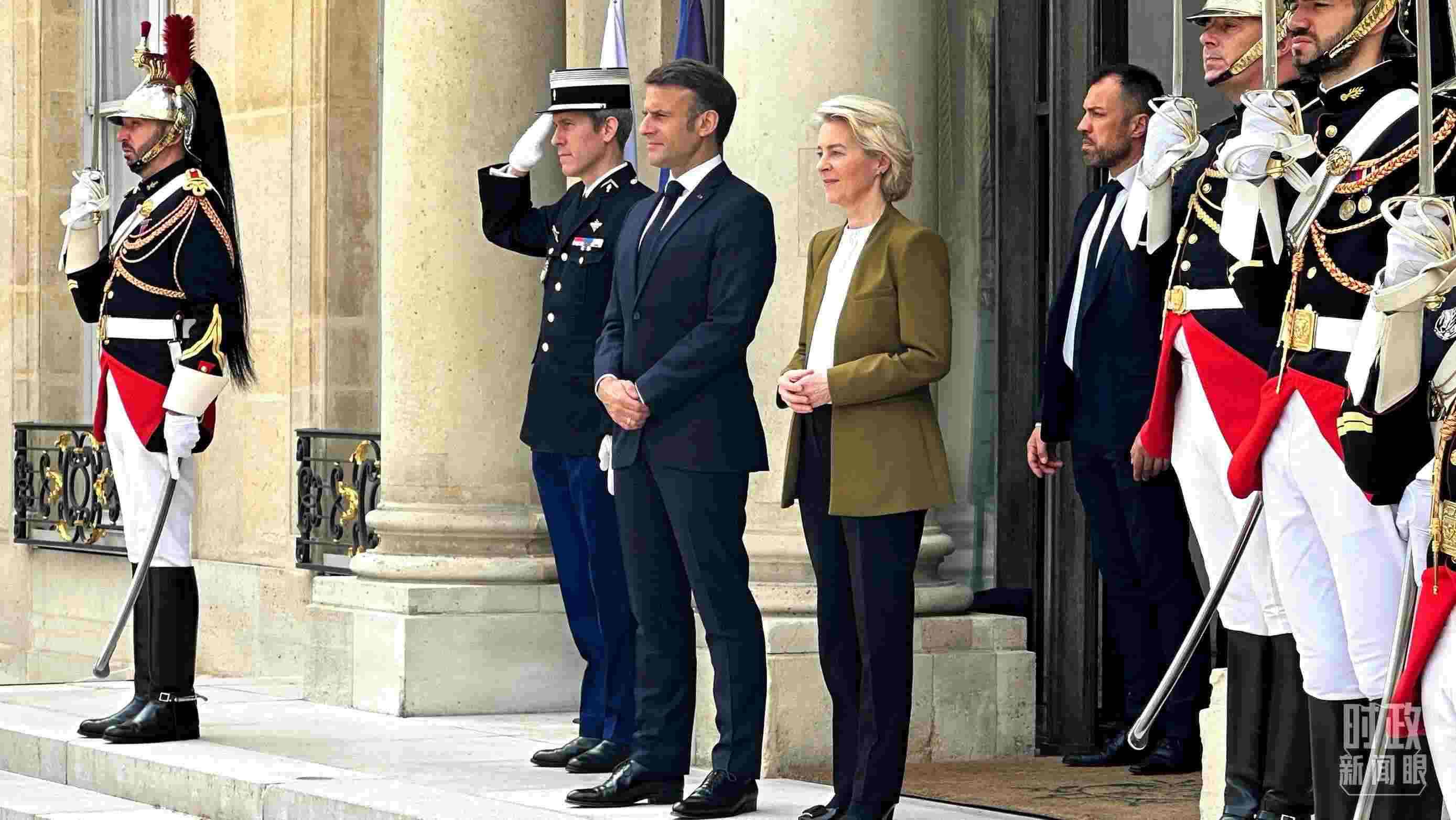 △中法歐領導人三方會晤后，馬克龍總統(tǒng)和馮德萊恩主席將習主席送至上車處。（總臺央視記者關舟拍攝）