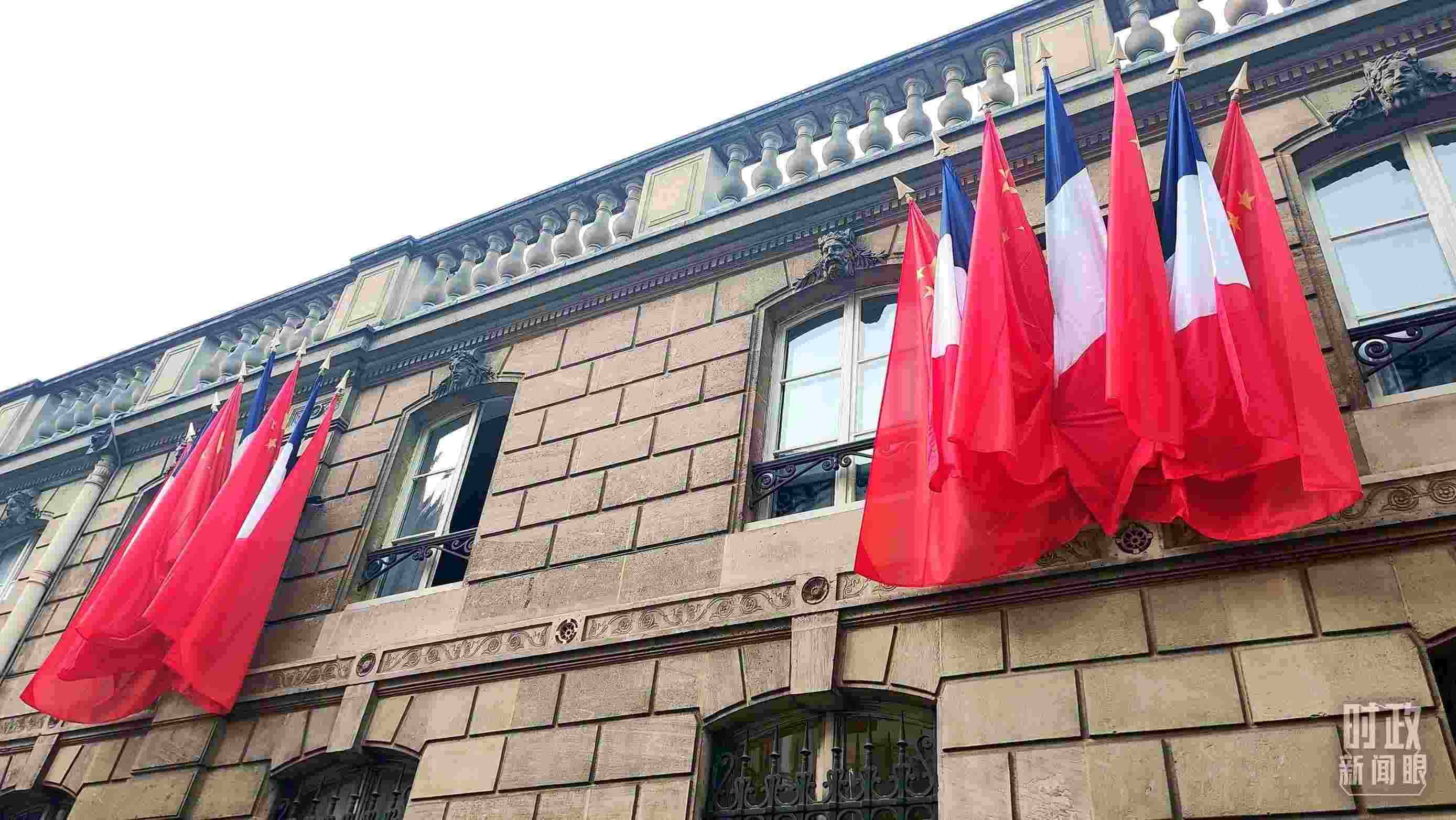 △中法歐領導人三方會晤地點——愛麗舍宮懸掛中法兩國國旗。（總臺央視記者劉琦拍攝）