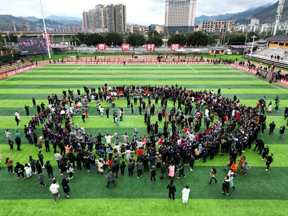 比賽結(jié)束后，兩隊隊員、親友團(tuán)和大批觀眾手拉手跳起侗族舞蹈。新華社發(fā)（王炳真攝）