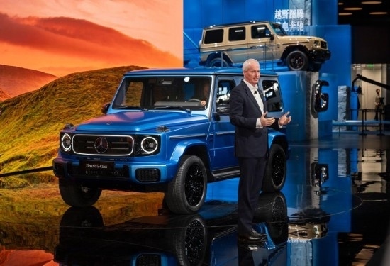 4月25日，在北京中國國際展覽中心順義館舉行的2024北京車展上，梅賽德斯—奔馳集團股份公司董事會成員唐仕凱介紹梅賽德斯—奔馳純電G級越野車。新華社記者 才揚 攝