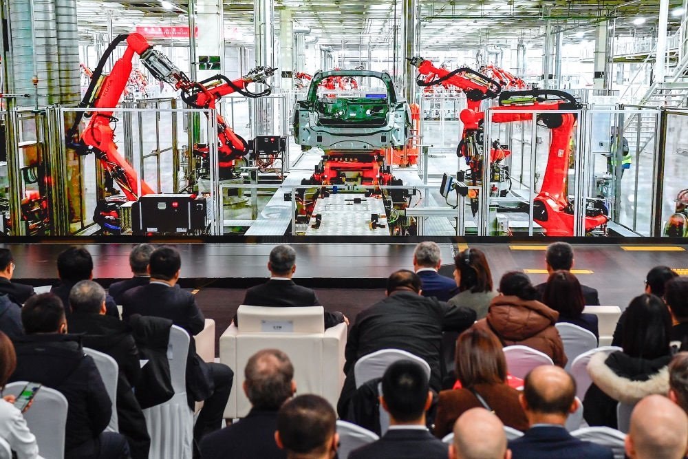 2024年1月26日，奧迪一汽新能源汽車有限公司預批量生產(chǎn)正式啟動，嘉賓觀看奧迪一汽新能源汽車有限公司生產(chǎn)車間的宣傳短片。新華社記者 許暢 攝