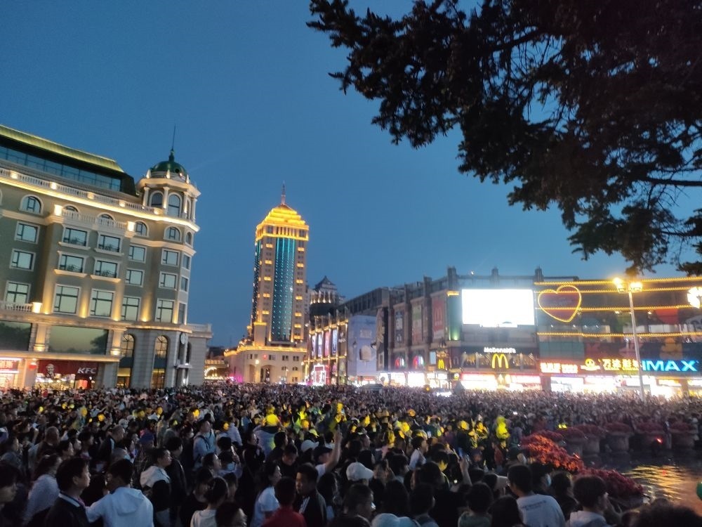 “五一”假期，哈爾濱松花江畔游人如織（2024年5月2日攝）。新華社記者 朱悅 攝