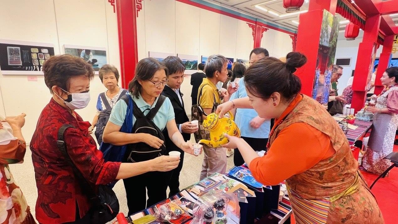 觀眾爭(zhēng)相體驗(yàn)酥油茶。曼谷中國(guó)文化中心供圖