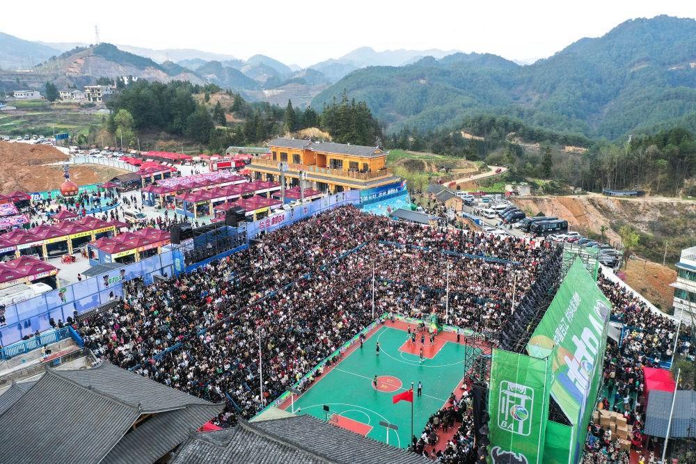 貴州省臺江縣舉辦的2024年“村BA”球王爭霸賽現(xiàn)場（2024年3月22日攝，無人機(jī)照片）。新華社記者 楊文斌 攝