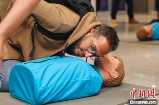 5月9日，留學(xué)生利用假人道具練習(xí)心肺復(fù)蘇技巧。張鷹 攝