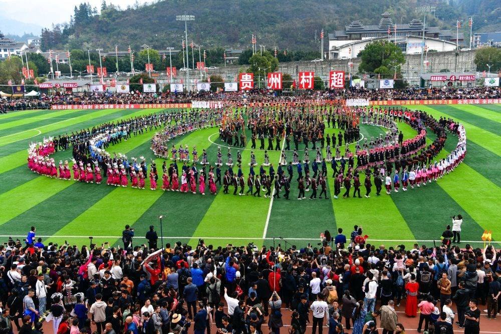 演員在貴州省榕江縣舉辦的2024年第二屆貴州“村超”總決賽開幕式上表演節(jié)目（2024年3月16日攝）。新華社記者 楊文斌 攝