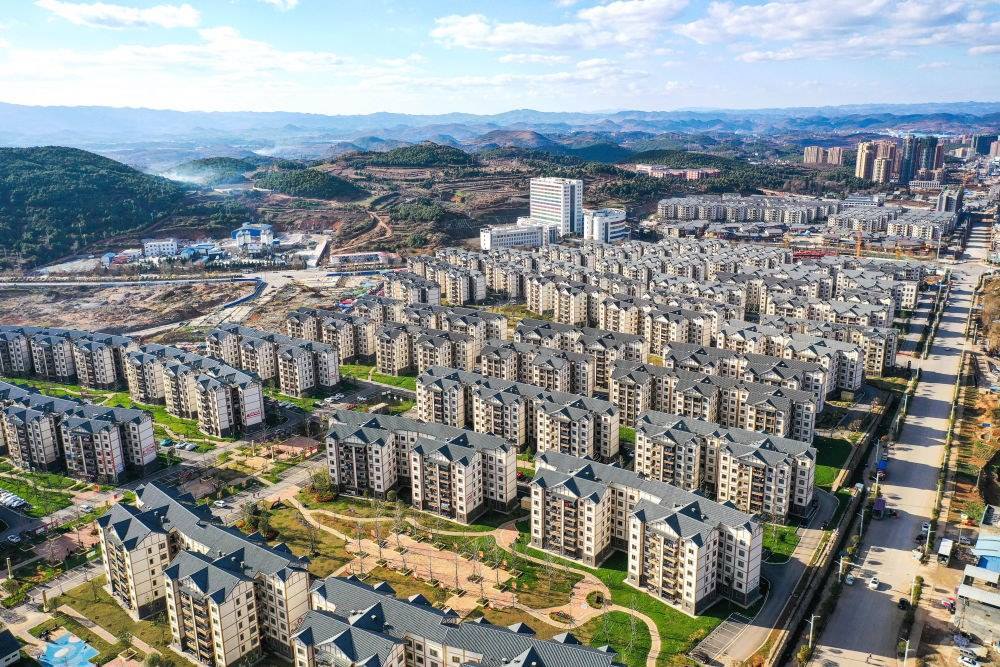 貴州省威寧縣五里崗街道朝陽新城易地扶貧搬遷安置小區(qū)（2021年11月28日攝，無人機(jī)照片）。新華社記者 楊文斌 攝