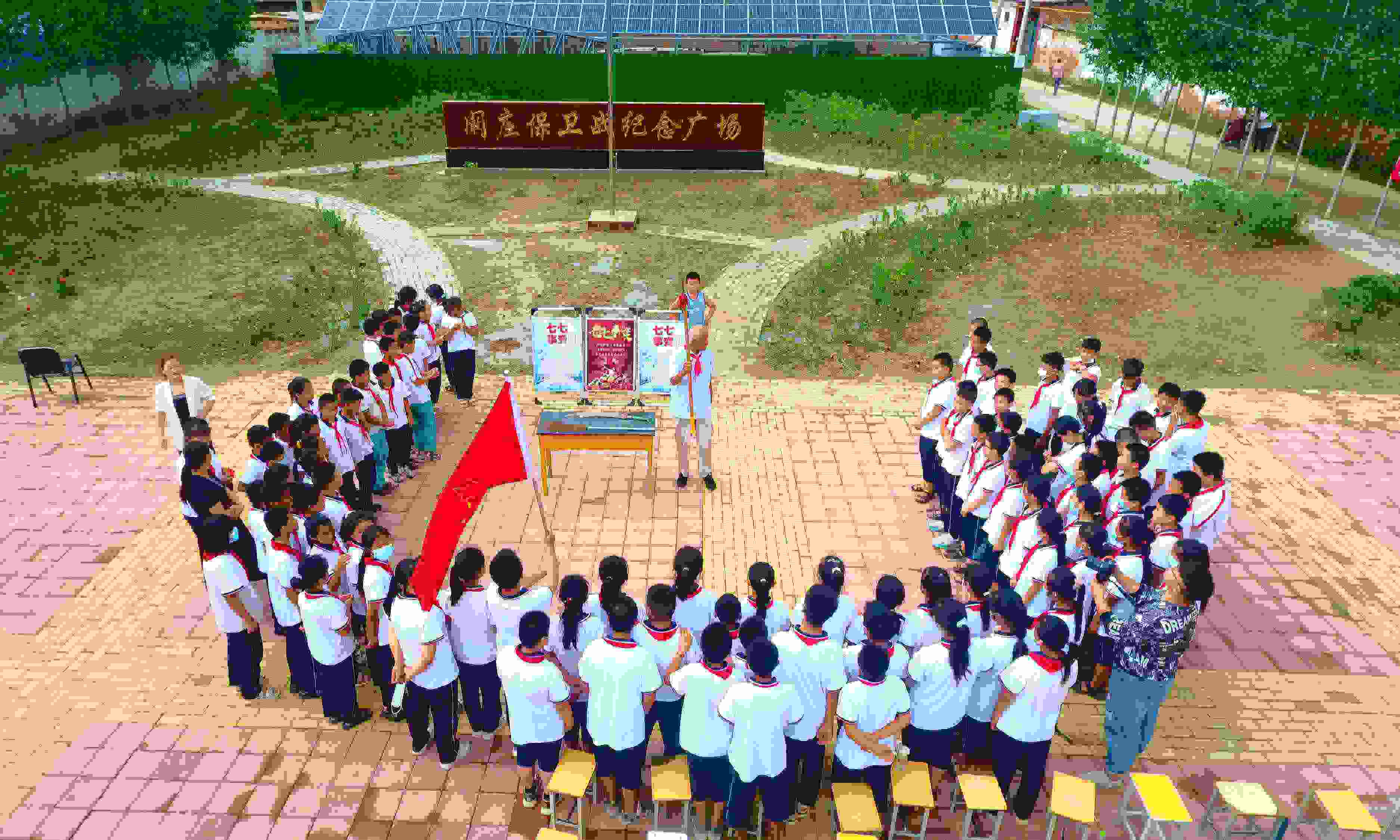 2022年7月6日，山東省聊城市，在茌平區(qū)菜屯鎮(zhèn)闞莊村的闞莊保衛(wèi)戰(zhàn)紀(jì)念廣場，闞莊保衛(wèi)戰(zhàn)親歷者王光木老人為小學(xué)生們講述抗戰(zhàn)故事，展示大刀、長矛。