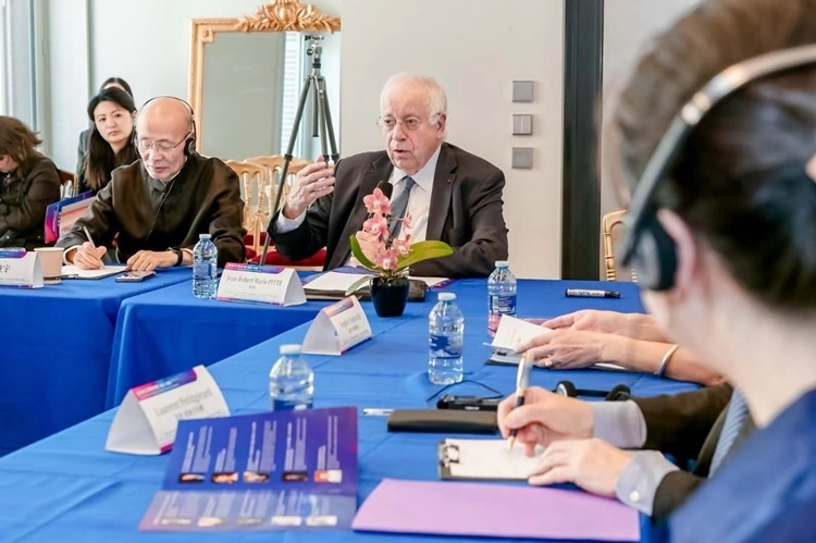 法蘭西科學(xué)院副院長、巴黎地理學(xué)會主席讓-羅伯特·馬里·皮特先生發(fā)言（圖片：中國傳媒大學(xué)