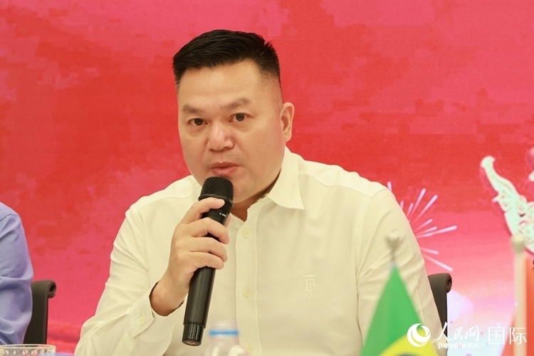 巴西和統(tǒng)會(huì)會(huì)長張小春在座談會(huì)上致辭。人民網(wǎng)記者 陳海琪攝