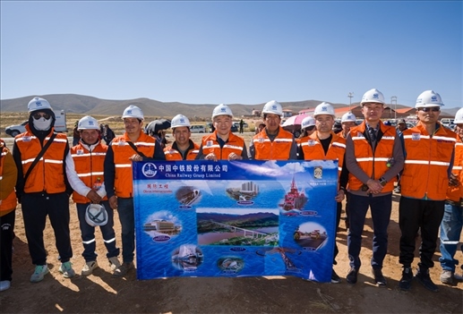 奧魯羅公路項(xiàng)目開工儀式現(xiàn)場(chǎng)，中國中鐵員工代表合影。中國中鐵供圖
