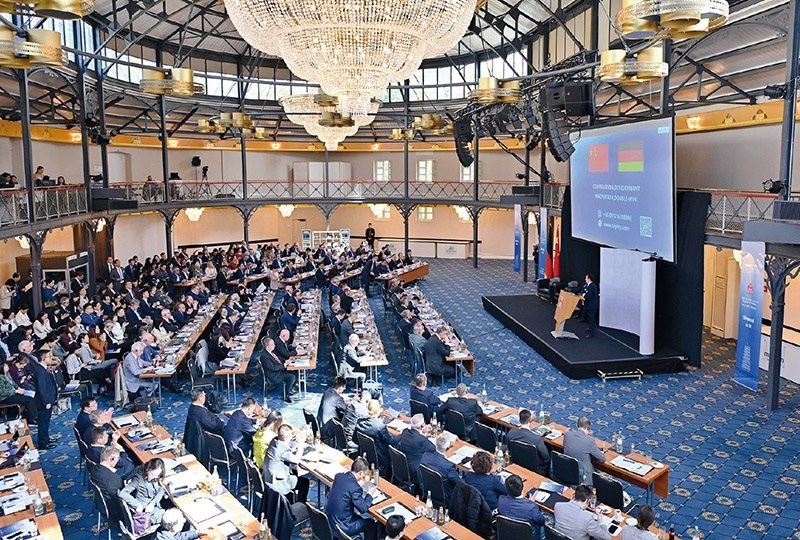 2024“投資中國”系列活動(dòng)德國專場4月5日在巴登—符滕堡州首府斯圖加特市舉行，活動(dòng)吸引德國工商界代表超300人參加。圖為當(dāng)日拍攝的活動(dòng)現(xiàn)場。 新華社記者 任鵬飛/攝