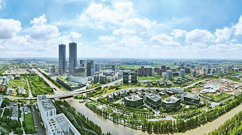 建立全國第一個(gè)國際貿(mào)易“單一窗口”，開設(shè)全國第一批自由貿(mào)易賬戶，設(shè)立全國第一家外商獨(dú)資醫(yī)院、第一家外商獨(dú)資公募基金公司、第一家外商獨(dú)資汽車制造企業(yè)……中國（上海）自由貿(mào)易試驗(yàn)區(qū)掛牌以來，誕生了若干個(gè)“全國第一”，在制造業(yè)、金融業(yè)等數(shù)十個(gè)開放領(lǐng)域，實(shí)現(xiàn)一批全國首創(chuàng)項(xiàng)目落地。圖為上海自貿(mào)區(qū)張江片區(qū)（2023年9月10日攝，無人機(jī)照片）。 新華社記者 方喆/攝