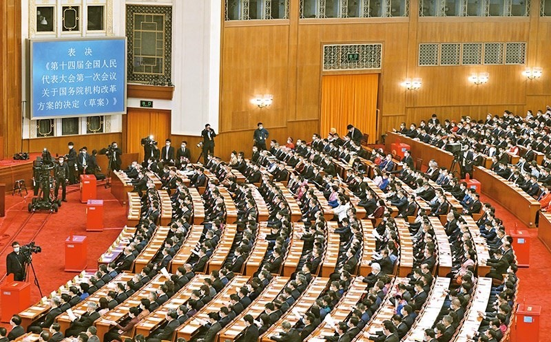 2023年3月10日，十四屆全國人大一次會(huì)議在北京人民大會(huì)堂舉行第三次全體會(huì)議，表決通過了關(guān)于國務(wù)院機(jī)構(gòu)改革方案的決定。圖為會(huì)議現(xiàn)場。 新華社記者 岳月偉/攝
