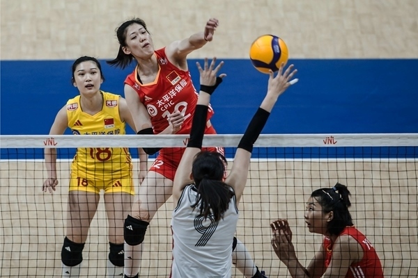 李盈瑩(上)扣球。圖片來(lái)源：國(guó)際排聯(lián)