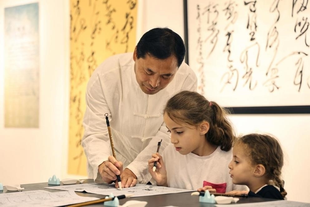 中國書法老師帶領(lǐng)現(xiàn)場觀眾體驗(yàn)書法。拉巴特中國文化中心供圖