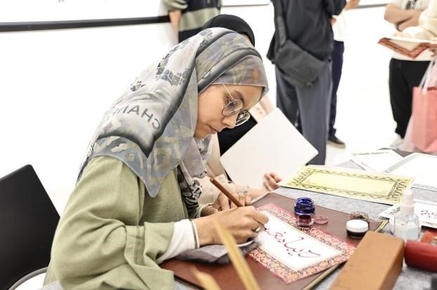 摩洛哥書法老師正在創(chuàng)作。拉巴特中國文化中心供圖