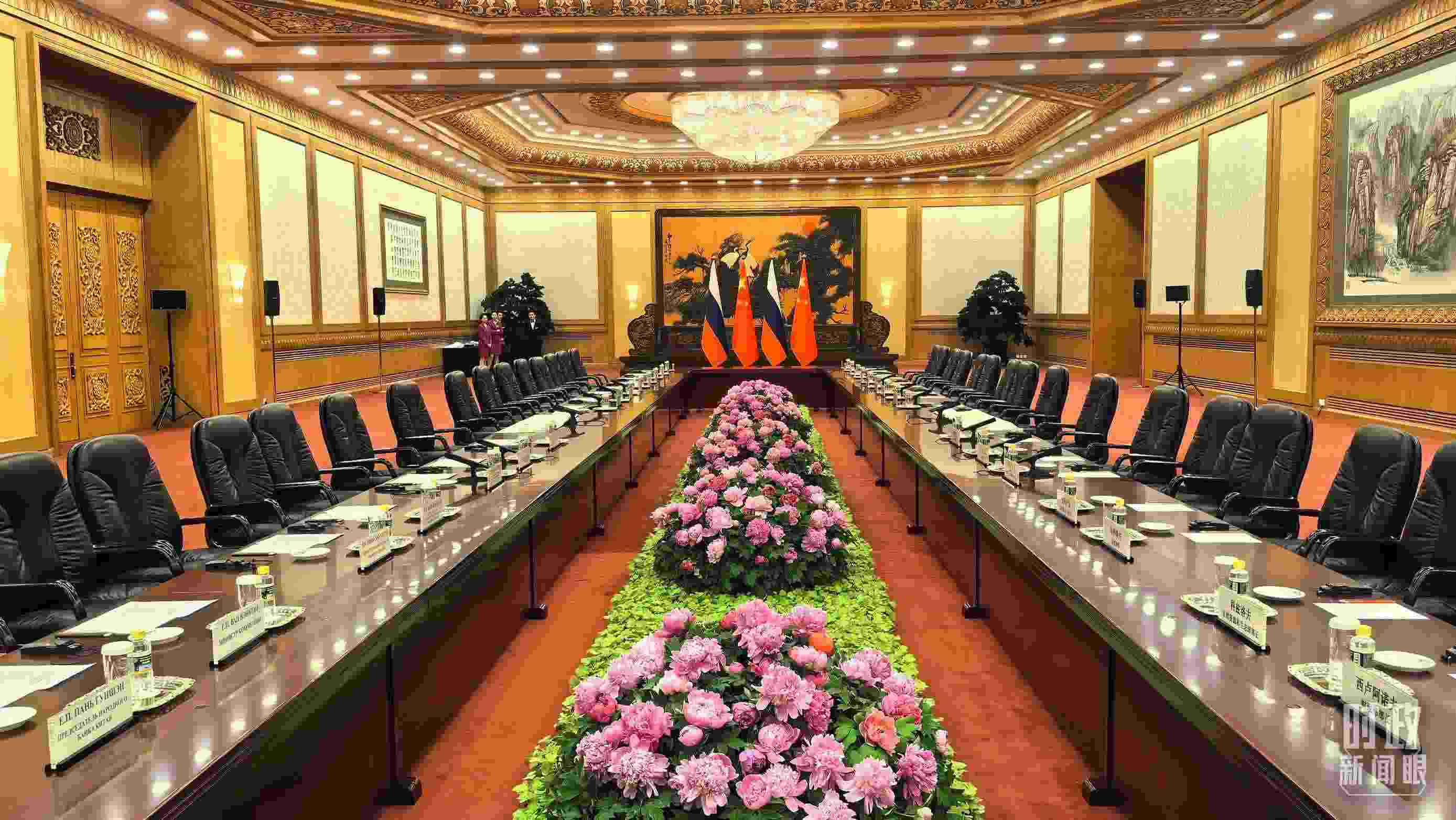 △中俄兩國元首隨后主持大范圍會談，這是會談開始前的現(xiàn)場。（總臺央視記者鄂介甫拍攝）