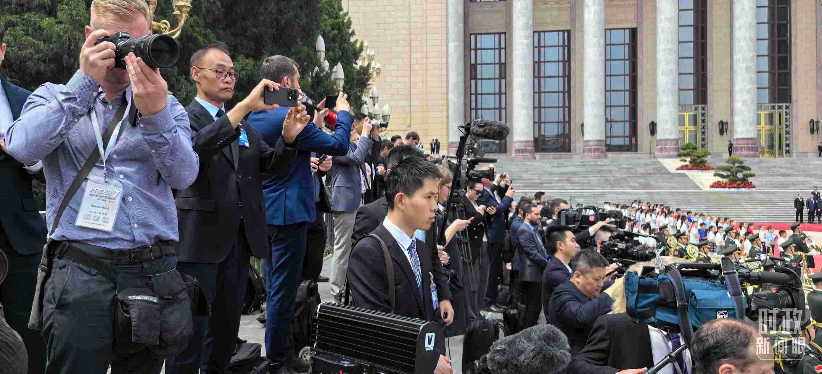 △當(dāng)天參與現(xiàn)場報道的中外記者。（總臺央視記者楊波、王子杭拍攝）