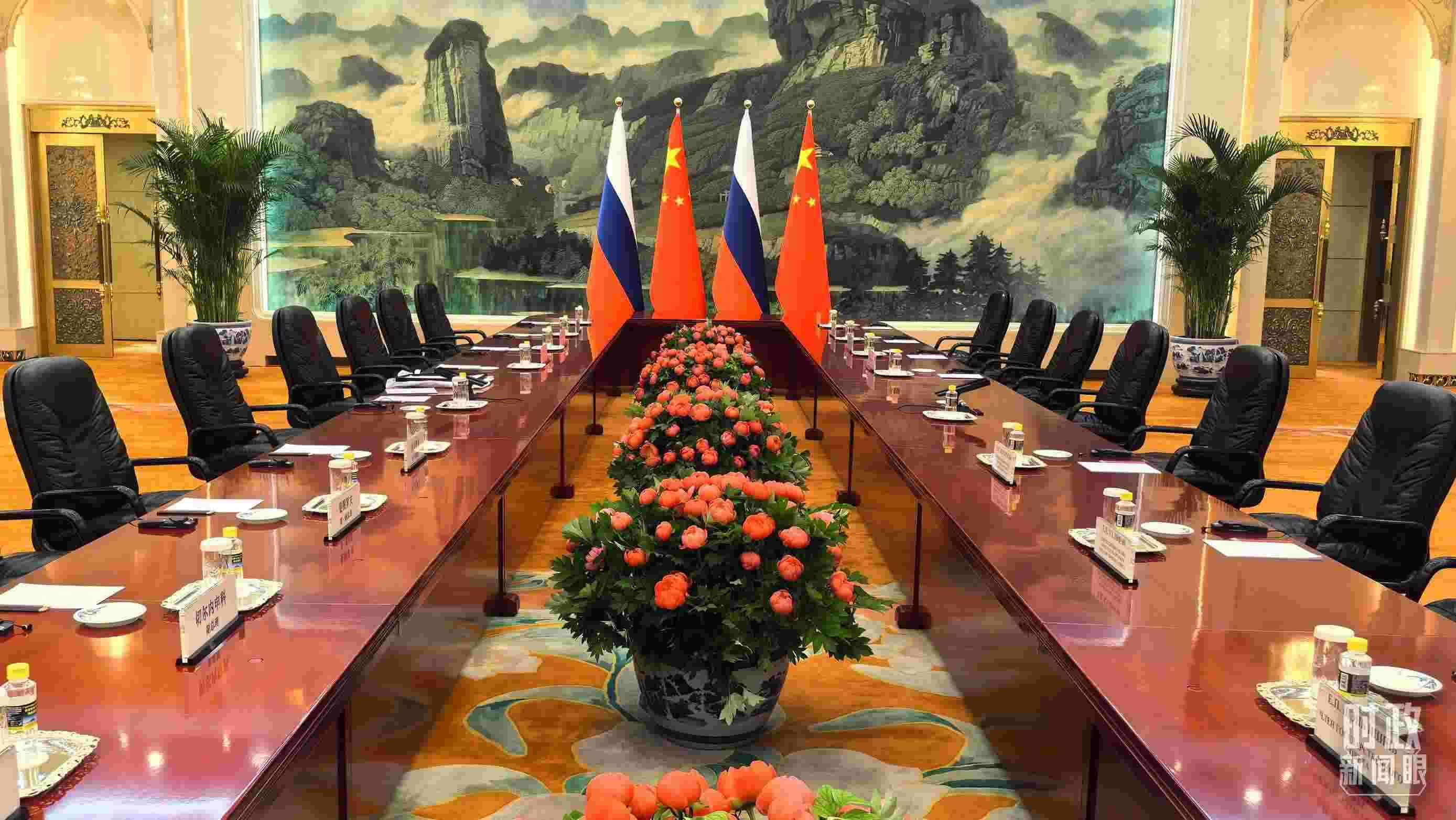 △中俄兩國元首首先舉行小范圍會談，這是會談開始前的現(xiàn)場。（總臺央視記者鄂介甫拍攝）