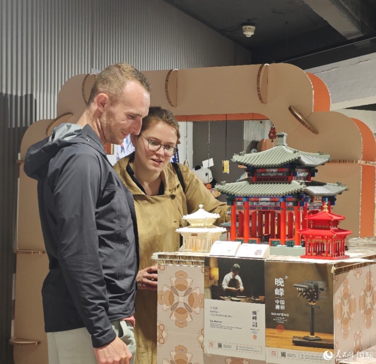 英國(guó)觀眾在欣賞中國(guó)傳統(tǒng)榫卯結(jié)構(gòu)建筑模型。邢雪攝