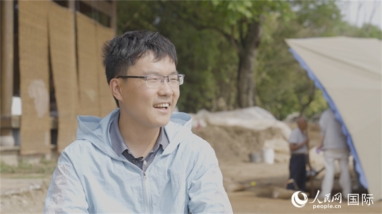 四川省文物考古研究院館員許丹陽接受人民網(wǎng)采訪。人民網(wǎng)記者 張榮攝