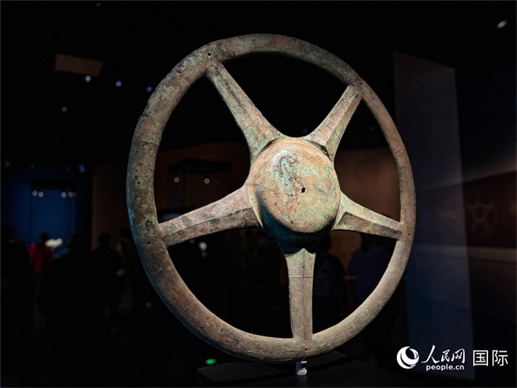 三星堆博物館中展出的太陽輪。人民網(wǎng)記者 羨江楠攝