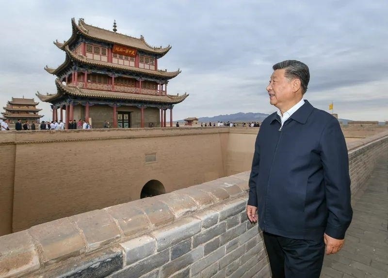 △2019年8月20日，習(xí)近平總書記來到嘉峪關(guān)關(guān)城，登上城樓察看關(guān)城整體面貌，聽取河西走廊長城、關(guān)隘歷史文化情況介紹。