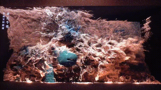 動(dòng)圖：殷墟博物館裸眼3D大屏展示的亞長(zhǎng)牛尊（央廣網(wǎng)發(fā) 趙夢(mèng)陽制作）