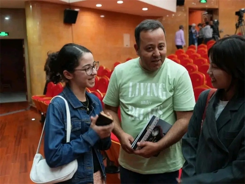 阿爾及利亞市民拉納·艾薩尼和她父親現(xiàn)場(chǎng)聆聽中阿交響樂演出 。蘇州交響樂團(tuán)供圖