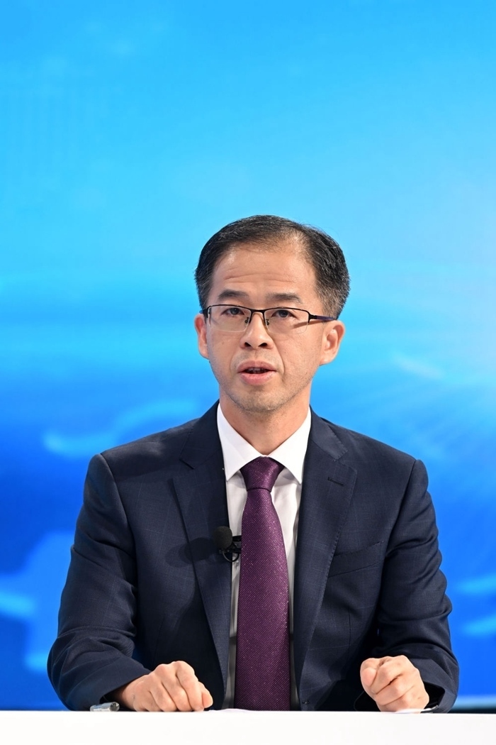 商務(wù)部政研室副主任丁維順在“中國經(jīng)濟(jì)圓桌會”錄制現(xiàn)場交流發(fā)言。新華社記者 金良快 攝