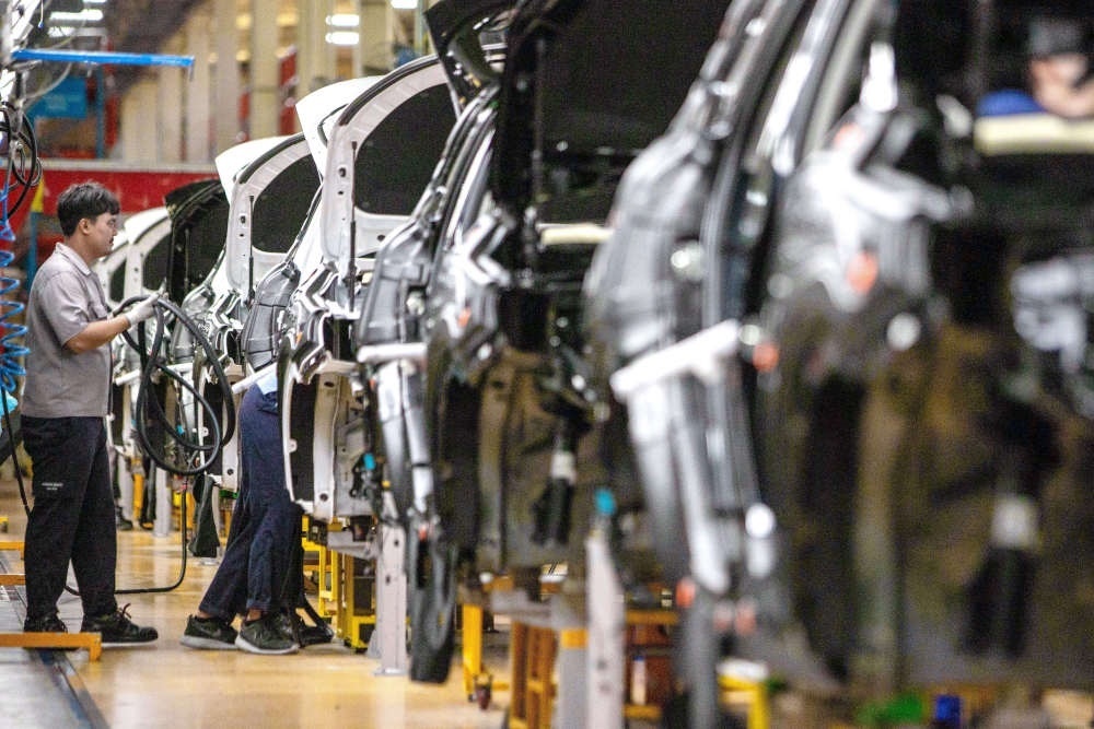 2023年9月7日，在位于泰國春武里府的上汽正大公司汽車工廠，工人在生產(chǎn)車間內(nèi)工作。新華社記者 王騰 攝