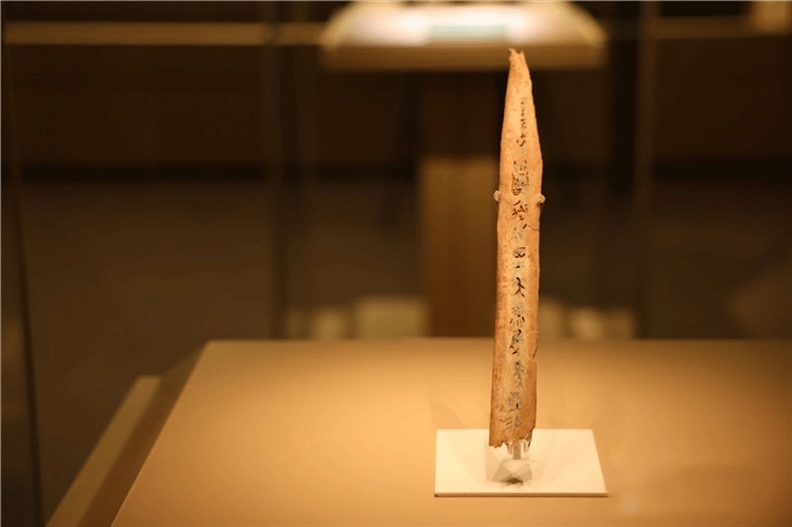 △殷墟博物館新館中展有我國博物館現(xiàn)存唯一一件文字鑲嵌綠松石甲骨。