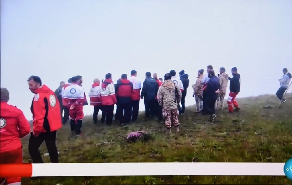 據(jù)伊朗邁赫爾通訊社5月20日?qǐng)?bào)道，伊朗總統(tǒng)萊希在直升機(jī)事故中遇難。這是5月20日拍攝的伊朗國家電視臺(tái)播放的救援人員抵達(dá)事故現(xiàn)場(chǎng)的畫面。 新華社記者 沙達(dá)提 攝