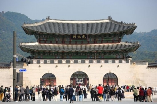 2023年10月18日，游客在韓國(guó)首爾光化門(mén)參觀。新華社記者王益亮攝