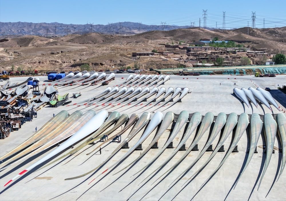 2024年5月11日拍攝的碼放在內(nèi)蒙古包頭市石拐區(qū)一家風(fēng)電設(shè)備制造企業(yè)廠區(qū)內(nèi)的葉片（無人機(jī)照片）。新華社記者 連振 攝