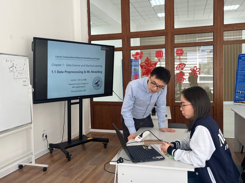 2024年4月，西北工業(yè)大學(xué)材料學(xué)院劉哲教授在西北工業(yè)大學(xué)哈薩克斯坦分校授課。（西北工業(yè)大學(xué)供圖）