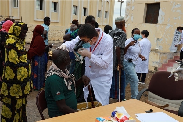 在義診現(xiàn)場，中國醫(yī)生與當?shù)鼐用窈嫌傲裟?，吉布提鹽業(yè)投資公司供圖