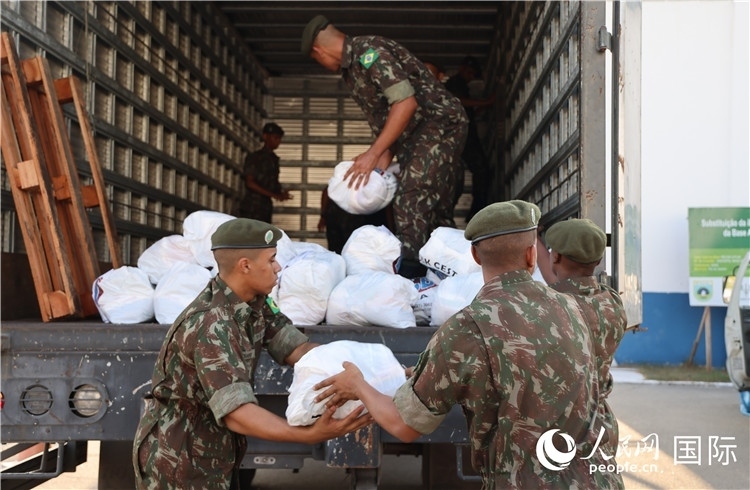 里約加利昂空軍基地，軍人在將捐贈物資裝車。人民網(wǎng)記者 時元皓攝