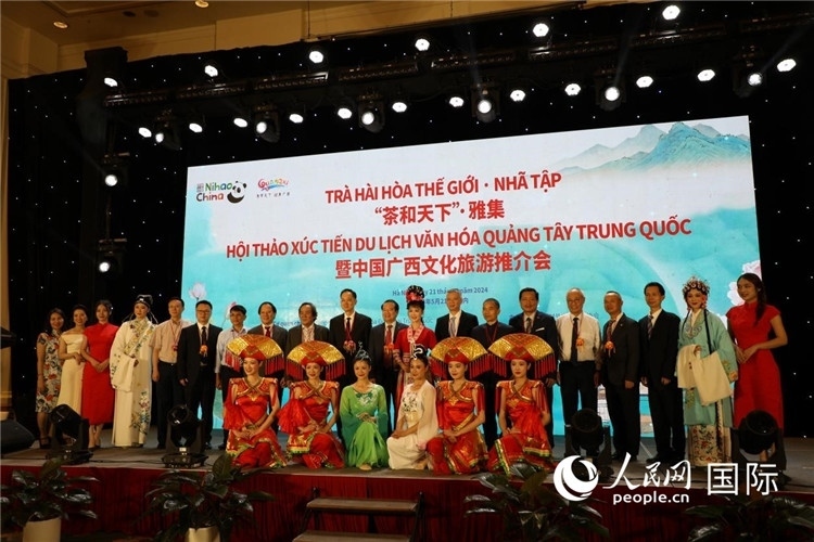 中越兩國(guó)嘉賓合影留念。人民網(wǎng)記者楊曄攝