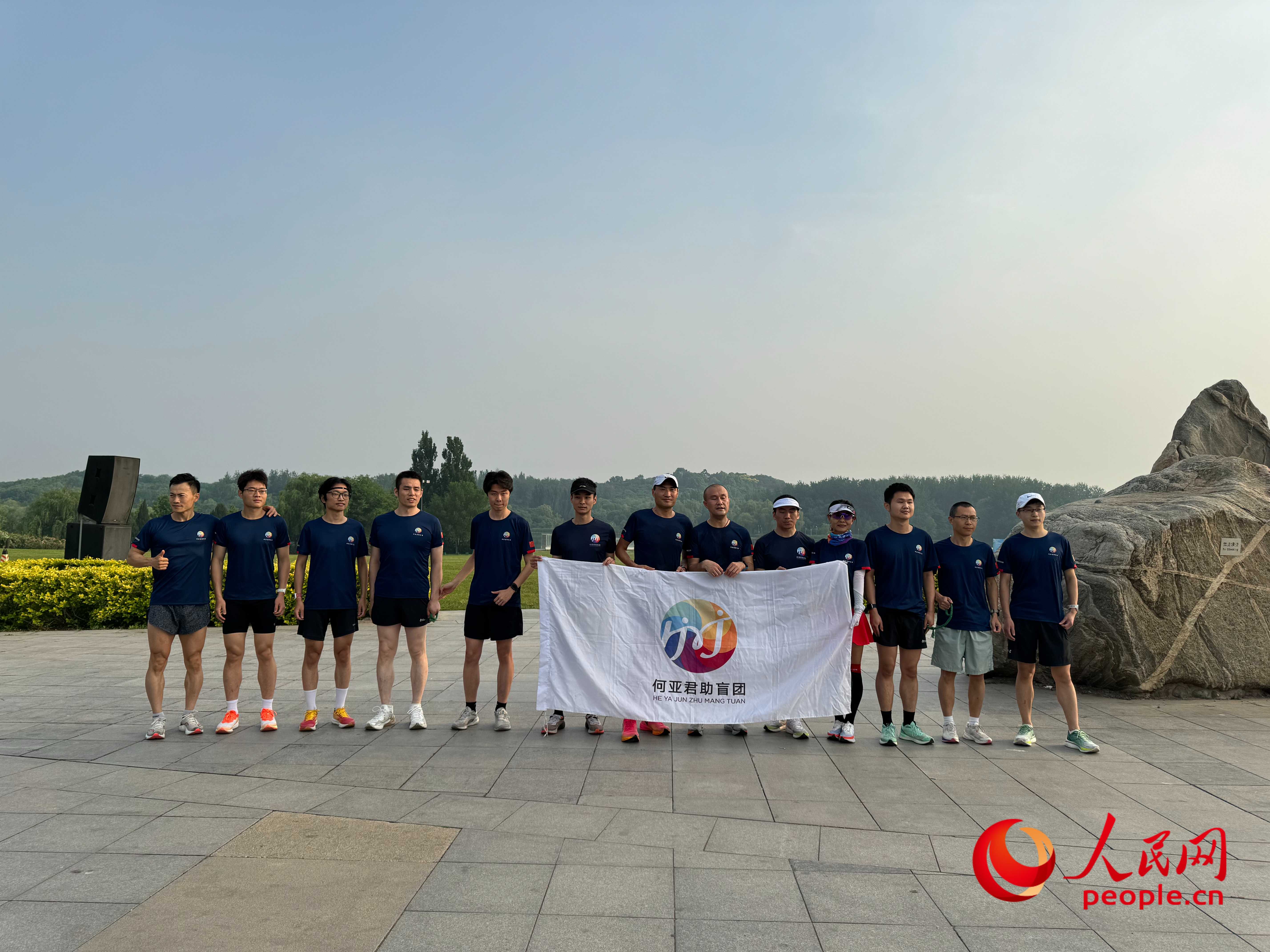 何亞君助盲團的部分成員合影。人民網(wǎng) 周靜圓攝