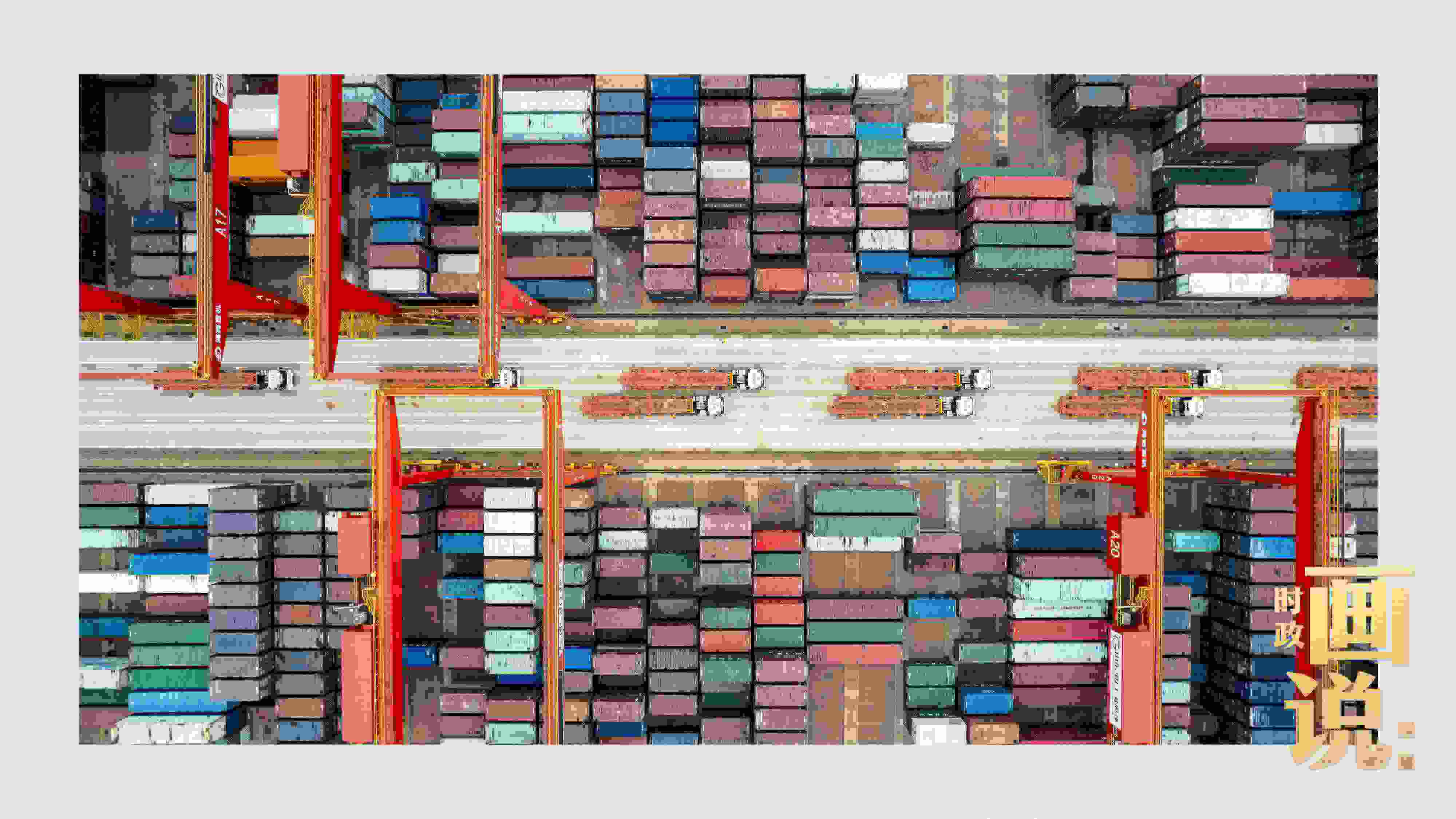 △相比于傳統(tǒng)碼頭，智慧、綠色的全自動化集裝箱碼頭單機效率可提升50%，綜合成本降低70％，人力成本下降80%，每年可削減碳排放9720噸。