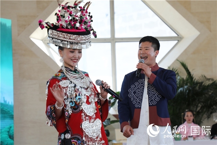 2、來自湖北的歌唱家演唱民族歌曲。 人民網(wǎng)記者 李志偉攝